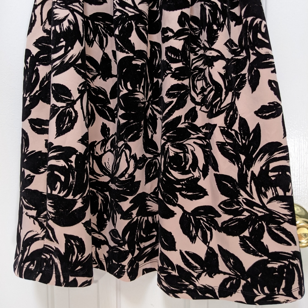 EUC Gorgeous Floral Dress - Picture 2 of 7